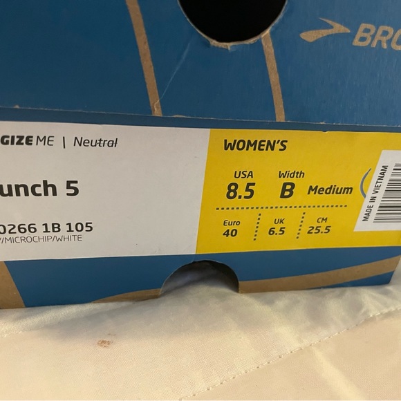 Brooks Tennis Shoes - Picture 5 of 5